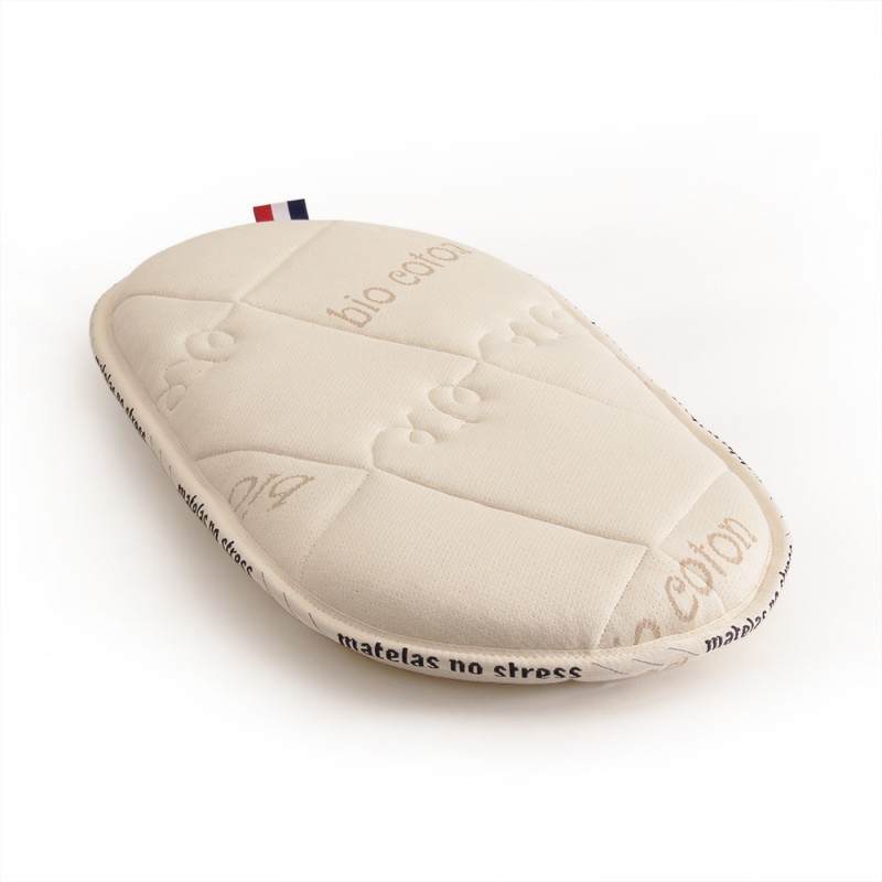 Matelas pour couffin 40x80 anti acarien haut de gamme    La mousse se compose de millions de petites alvéoles autonomes et élastiques.    Elles créent le multi soutien : une résistance proportionnelle au poids du corps,pour un équilibre idéal.    Cette mousse Haute Résilience épouse chacun des mouvements du corps.  La mousse HR 32 kg/m3 permet un accueil équilibré et un soutien ferme.    Des composants naturels pour la santé et le confort de votre bébé avec sa double face de couchage.    Ce matelas possède deux faces de couchage    Face hiver : 500 grammes de laine naturelle au m² - Face drapeau français    Conçue avec une attention particulière pour apporter une meilleure respirabilité, ce qui permet de réguler la température du corps.  Absorbe l'humidité sans produire de sensation de moiteur désagréable. Matière isolante.  Une laine sélectionnée, apportant un accueil douillet.  La laine apporte un accueil moelleux anti-transpirant, tout en calmant votre rythme cardiaque.    Face été : 500 grammes de coton au m²    Apporte de la fraicheur et de la douceur.  Grande capacité à ventiler la transpiration et l'humidité, fort pouvoir absorbant.  Volume et moelleux supplémentaire.  Résistance et douceur de son confort.  Récolté dans une logique du respect de l'environnement et ne comporte aucun produit chimique.  Pur : propriétés anti-irritantes et anti-allergéniques.    Spécificités techniques de notre matelas couffin de confort douillet en 40x80.    Épaisseur du matelas fini : 8 cm.    Âme du matelas en mousse Hr 32 kg de 4 cm, certifiée Oeko-tex (Mousse haute résilience indéformable).    Une mousse de grande qualité qui ne s'affaisse pas dans le temps,(certificat de notre fournisseur).    Coutil du matelas    Coutil : ORGANIC: 40 % BIOCOTON 60 % FAIRBIOCO, coton issu de l'agriculture biologique, garantit sans aucun traitement chimique, une sécurité pour votre bébé.    Son nappage: laine pour la face hiver et Coton pour la face été    Un matelas ne doit pas seulement être convenablement ventilé, il doit aussi absorber la sueur (en moyenne 33 cl par nuit, c'est-à-dire 120 litres par an!) Pour ce faire, l'utilisation de laine est particulièrement recommandée. La laine est une des rares matières naturelles qui peut absorber l'humidité sans produire de sensation de moiteur désagréable. De plus, elle a un haut pouvoir isolant.    La fibre de laine ne provoque pas d'allergie car elle est trop longue et trop épaisse, elle absorbe la transpiration et calme le rythme cardiaque.    Le conditionnement de votre matelas : le matelas couffin 40x80 confort douillet que vous avez choisi, réalisé par Matelas No Stress® a été emballé par nos soins dans un emballage à base de plastique recyclé, dans notre atelier à Tourcoing, dans le Nord de la France, pour être préservé jusqu'à son arrivée chez vous.    Livraison : Livraison gratuite dans toute la France métropolitaine. Voir les conditions de fabrication et livraison.