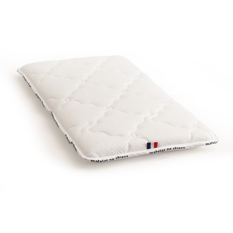 Le matelas berceau confort, dimension 40x80 rectangulaire  La mousse se compose de millions de petites alvéoles autonomes et élastiques. Elles créent le multi soutien : une résistance proportionnelle au poids du corps,    Pour un équilibre idéal. Cette mousse Haute Résilience épouse chacun des mouvements du corps.    La mousse HR 32 kg par m3 permet un Accueil équilibré et un soutien ferme.    Spécificités techniques de ce matelas berceau 40x80 rectangulaire confort:    Âme du matelas en mousse Hr 32k g de 4 cm , certifiée Oeko-tex.    Une mousse de grande qualité qui ne s'affaisse pas dans le temps,(certificat de notre fournisseur).    Matelas fini 8 cm.    Le coutil en fibres de Bambou:    Le coutil de ce matelas berceau 40x80 rectangulaire de 8 cm d'épaisseur est en Bambou : La viscose de bambou est une fibre obtenue par transformation de la cellulose du bambou. Sa housse est d'une douceur exceptionnelle, apporte une indéniable sensation de bien-être en plus.    La viscose de bambou garde au frais pendant l'été et bien au chaud en hiver et absorbe l'humidité 3 fois plus que le coton.    Son nappage: nous avons piqué notre coutil bambou avec 200 grammes de ouatine polyester, apportant à votre bébé un accueil encore plus chaleureux.    Le conditionnement de votre matelas : le matelas berceau 40x80 bambou que vous avez choisi, réalisé par Matelas No Stress® a été emballé par nos soins dans un emballage à base de plastique recyclé, dans notre atelier à Tourcoing, dans le Nord de la France, pour être préservé jusqu'à son arrivée chez vous.    Livraison : Livraison gratuite dans toute la France métropolitaine. Voir les conditions de fabrication et livraison.