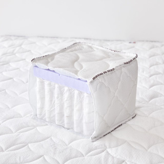 Coupe du matelas ressorts ensachés et mousse mémoire de forme – Structure hybride multicouche