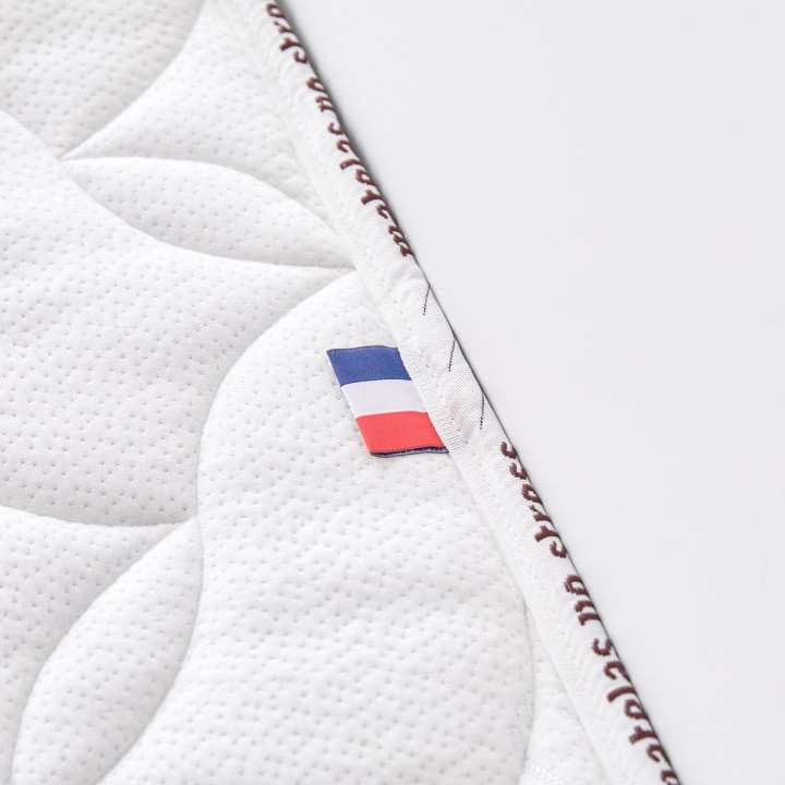 Fabrication française du matelas à ressorts ensachés et mémoire de forme