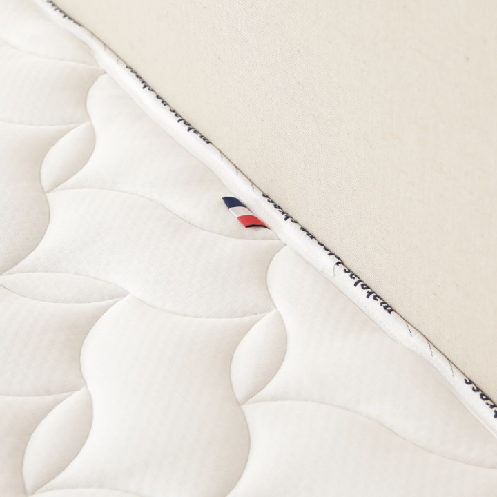 Matelas latex 18 cm 130x180 cm confort ferme respirant