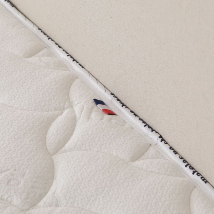 Matelas mousse + mémoire de forme ferme et moelleux à la fois