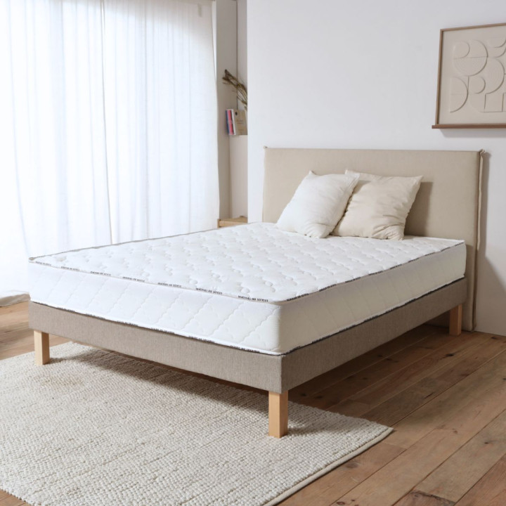 Vue rapprochée de la surface du matelas mémoire et latex 22 cm