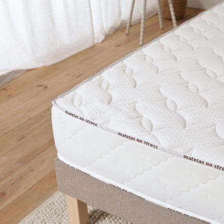 Détail du matelas grand confort latex avec coutil respirant et surface moelleuse
