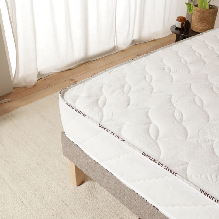 Détail du matelas grand confort latex avec coutil respirant et surface moelleuse