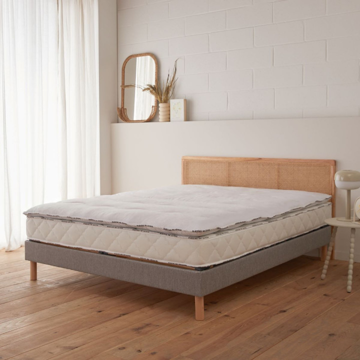 Surmatelas epais 5 cm effet cocon comparable au lit en plumes