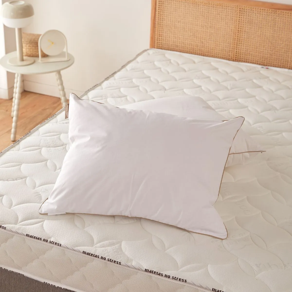 Oreiller gonflant et moelleux effet duvet en fibres recyclées confort mi-ferme