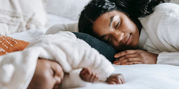femme qui dort avec bébé
