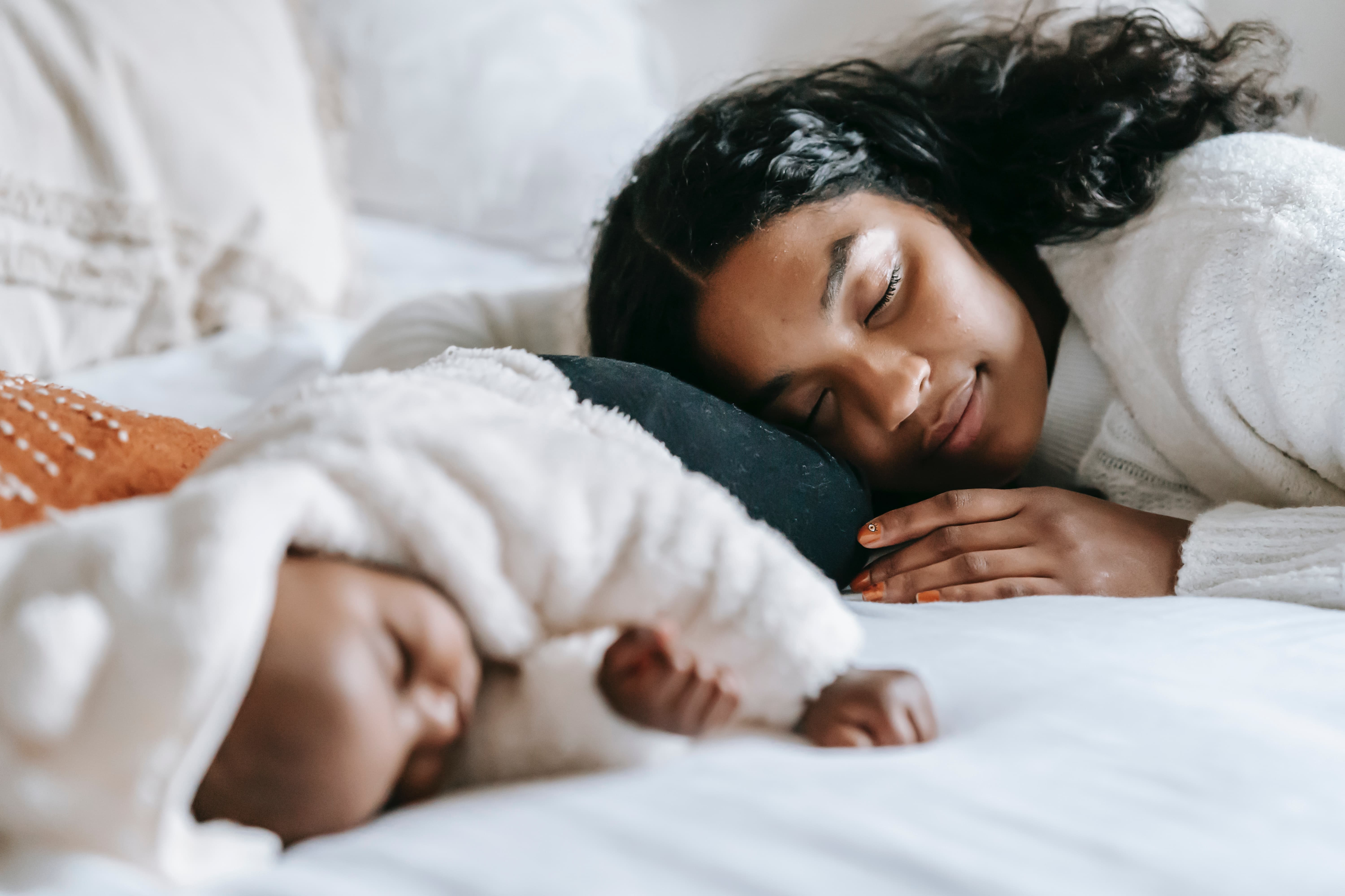 Femme qui dort avec son enfant