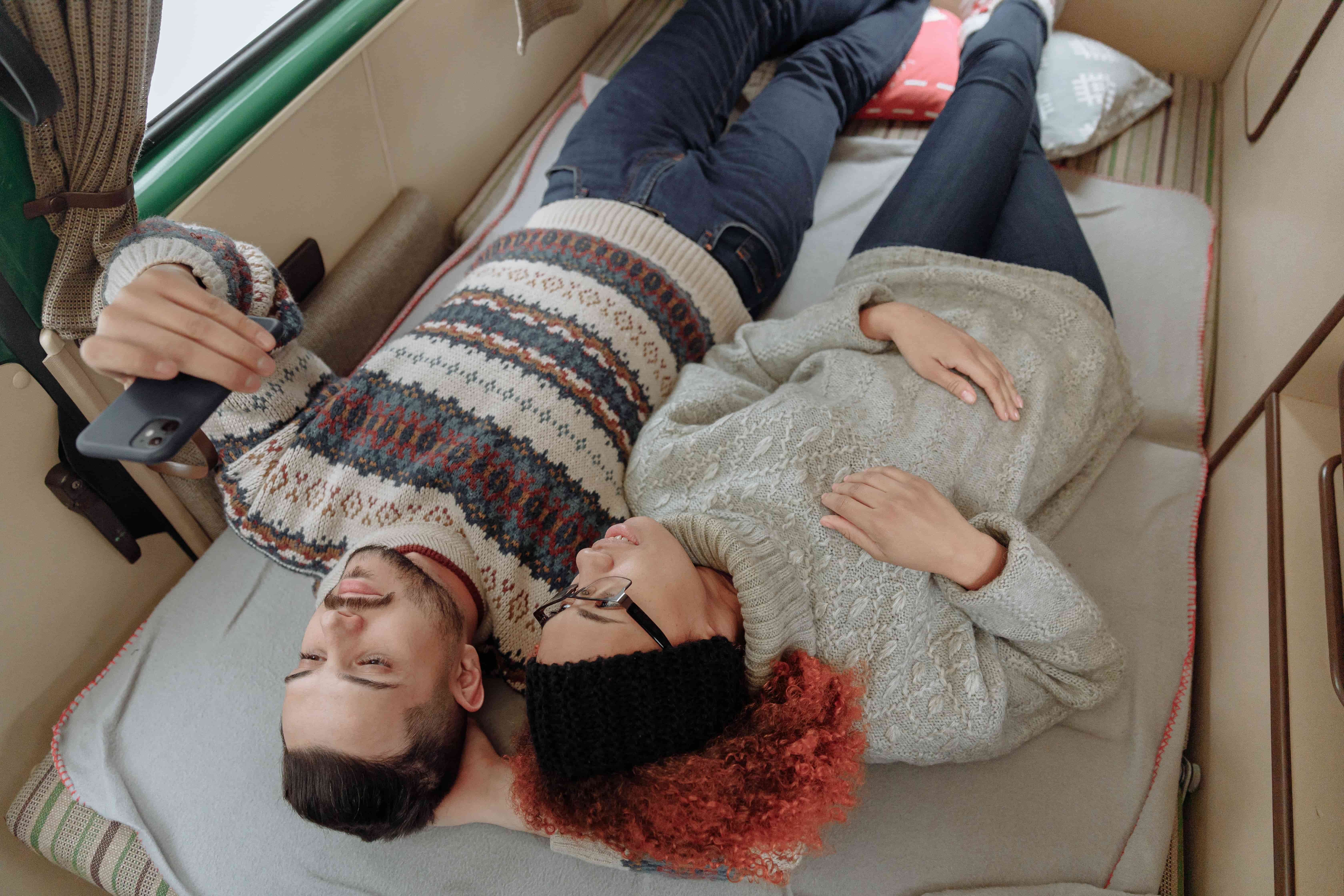 couple allongé dans une caravane 
