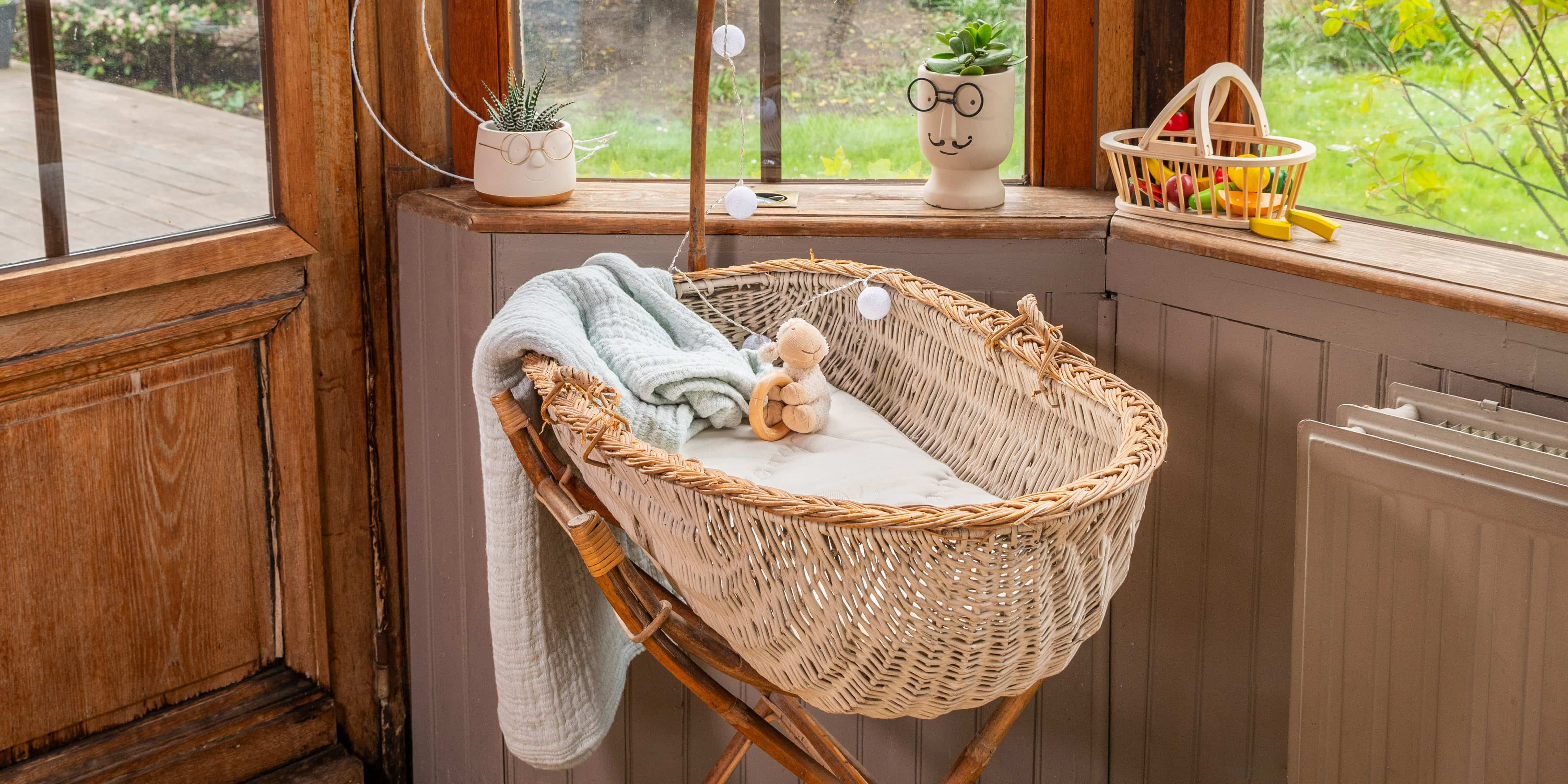 Lit bébé en bois ancien