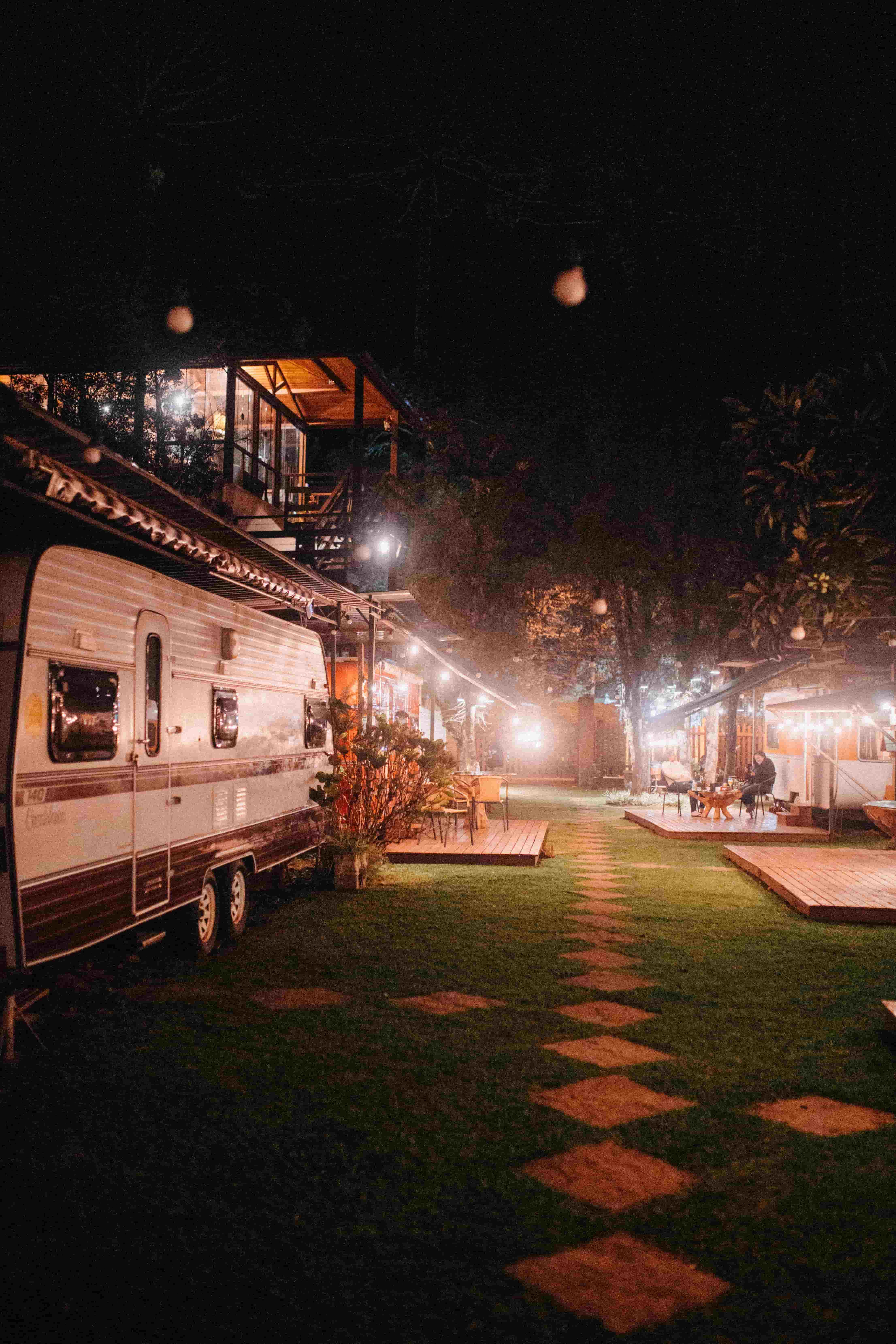 camping car avec plein de lumières