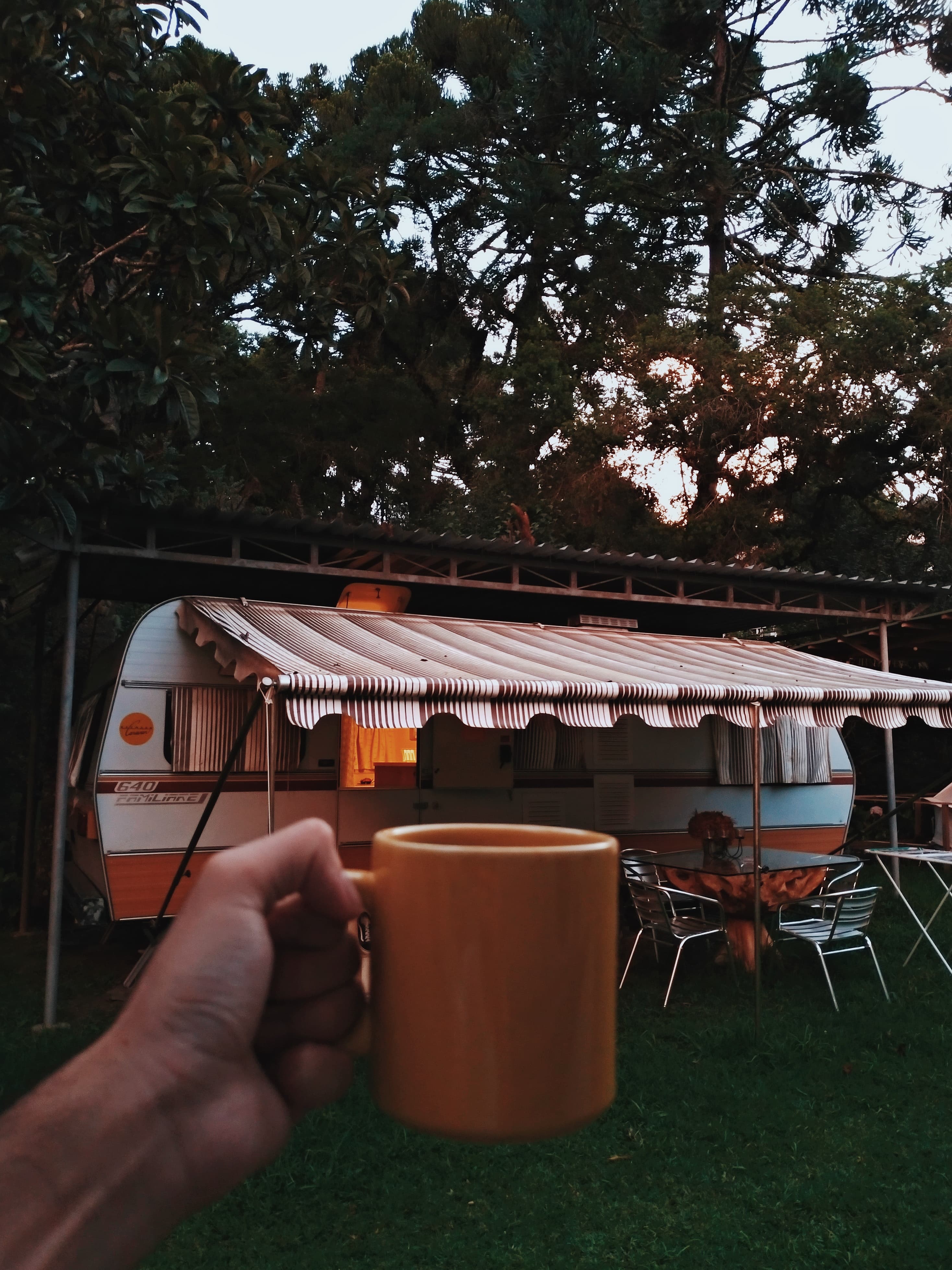 une tasse devant une caravane