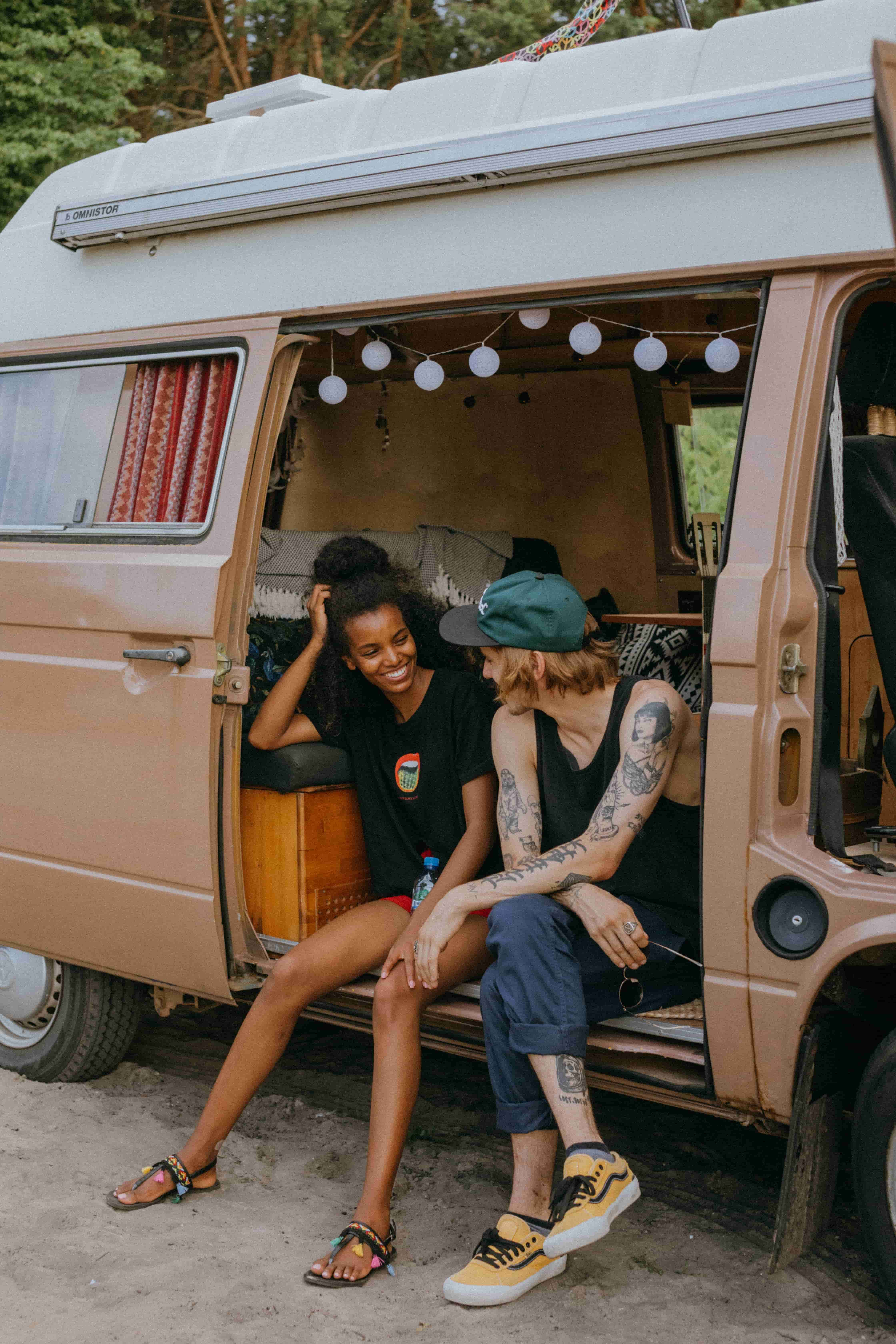 camping car avec un couple dedans 