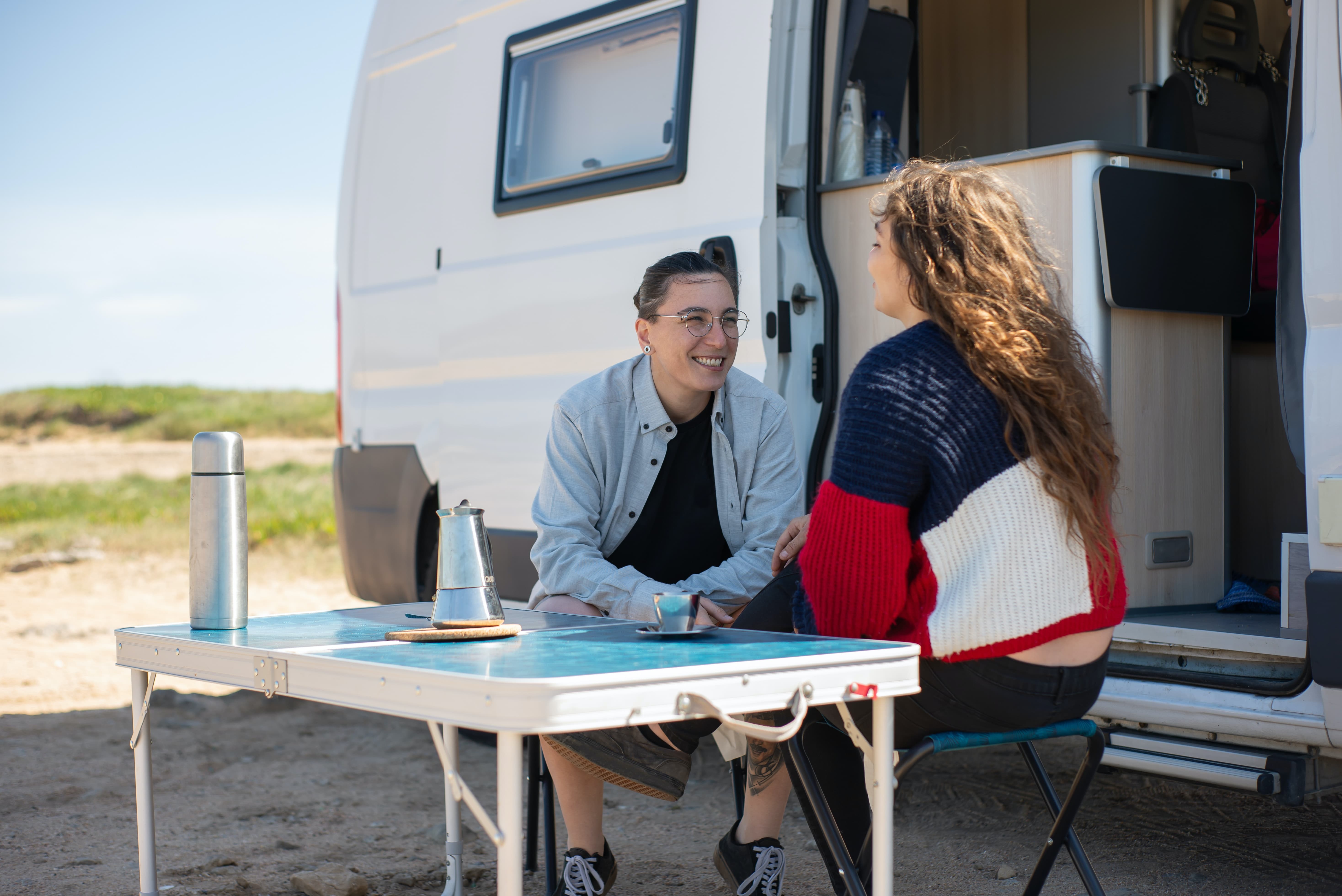 Fourgon aménagé avec un couple devant