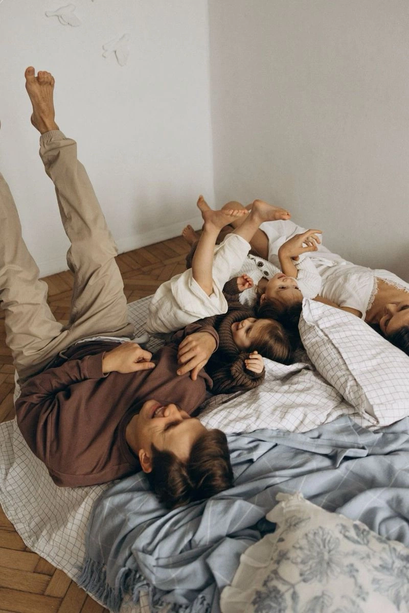 famille allongée dans un lit