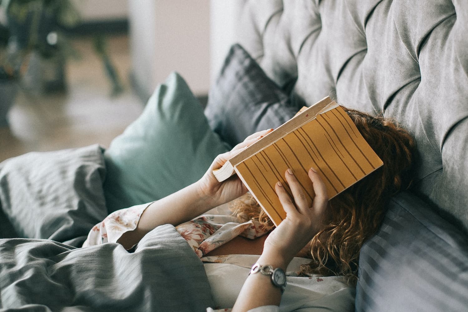 femme dort avec livre