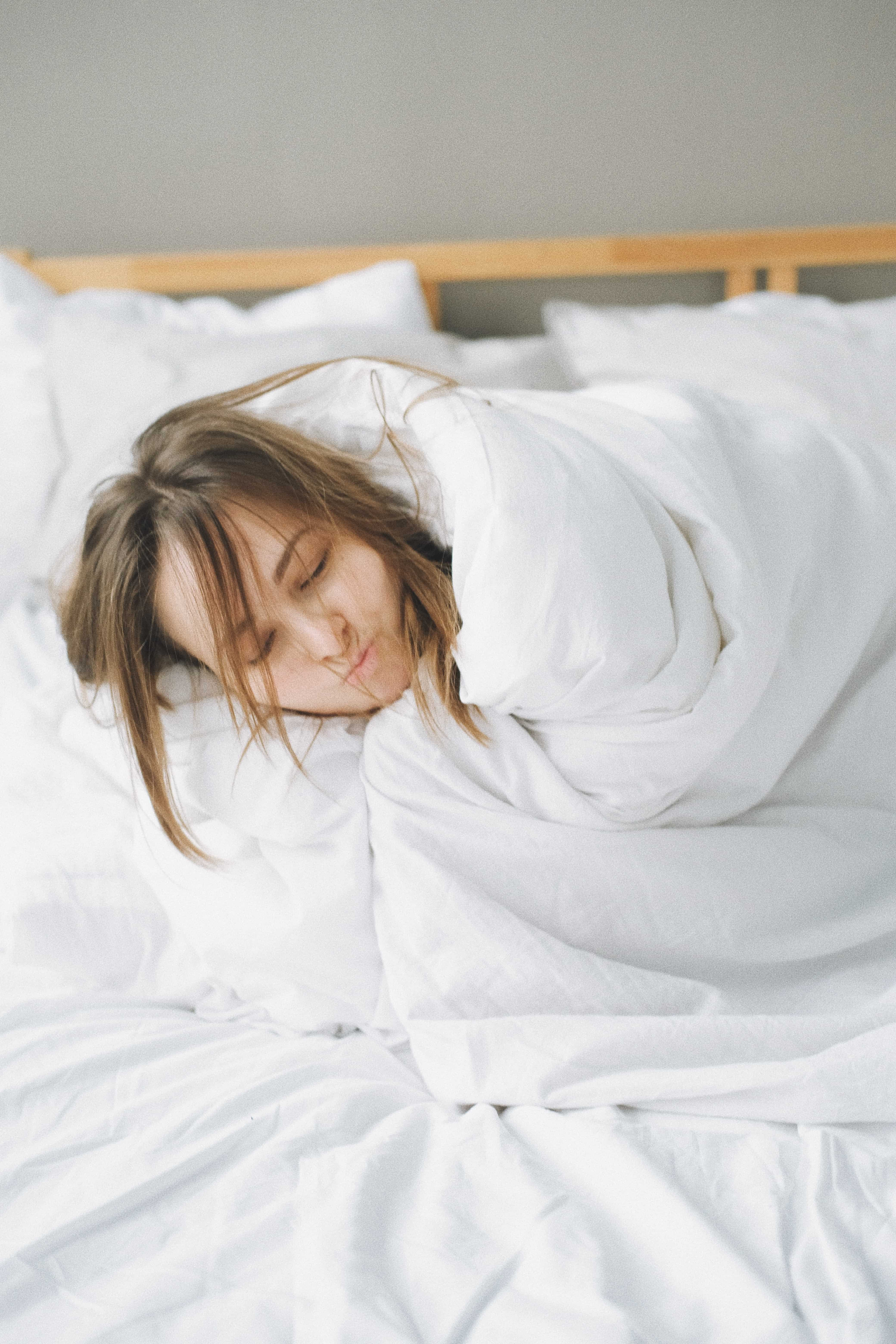 homme qui dort sur le côté