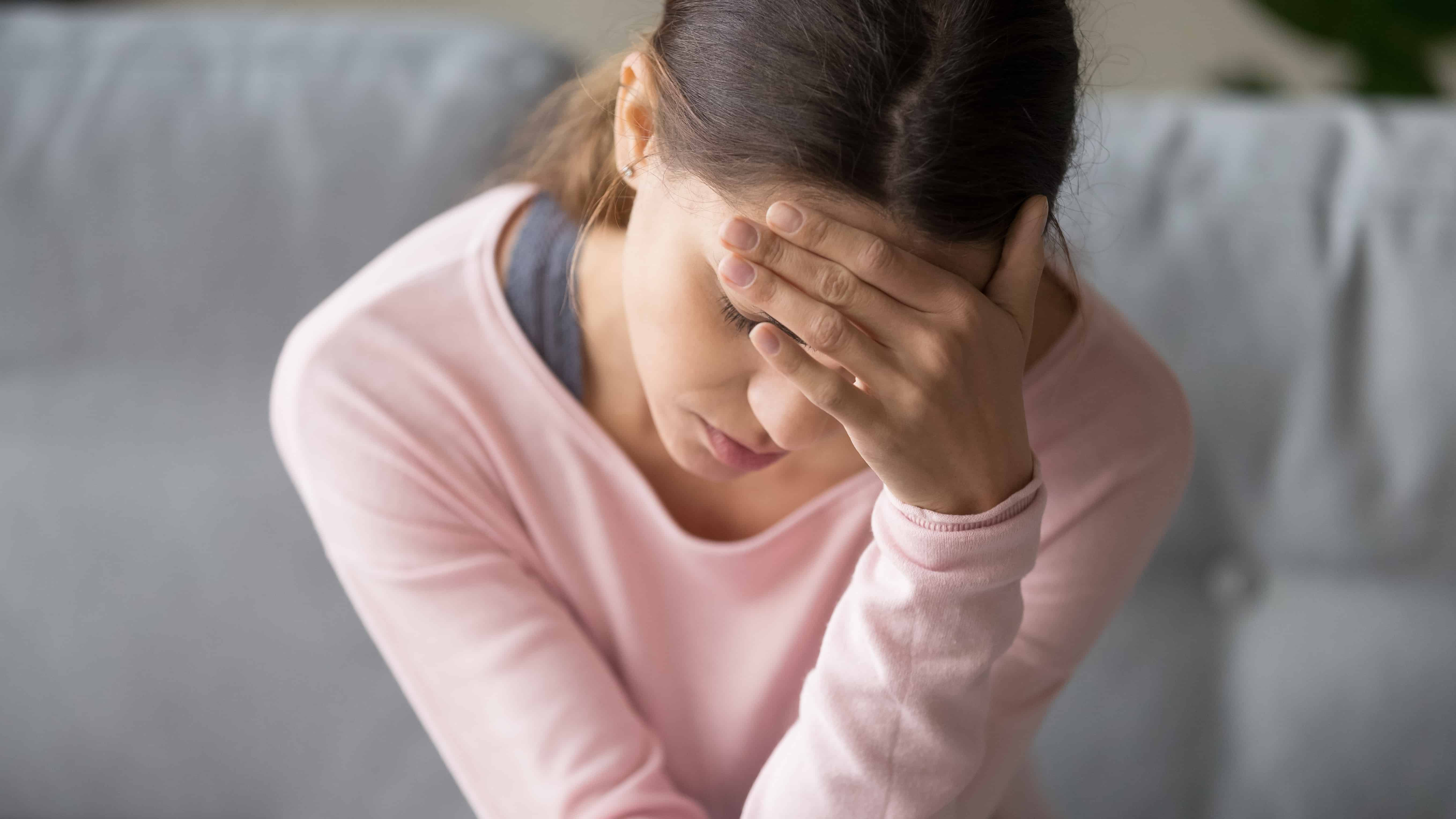 femme qui se tient la tête 