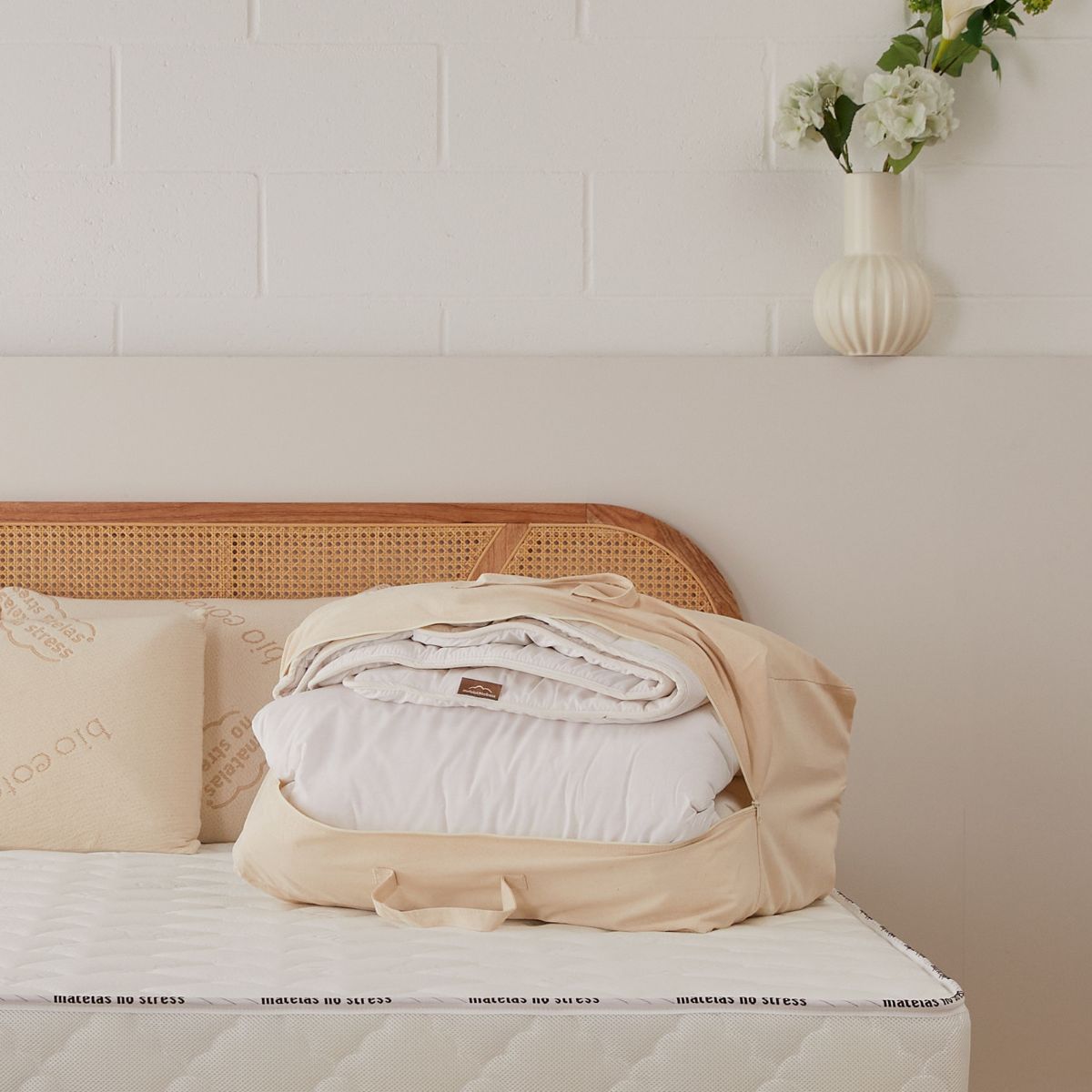 Ensemble matelas mousse ferme sommier tapissier couette laine et oreiller bio