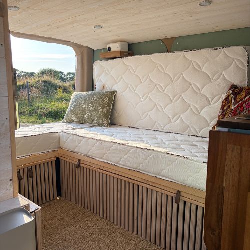 Marion et Yvan à bord de leur voilier avec leur matelas sur-mesure