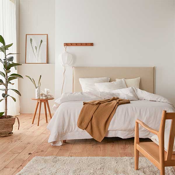 UNE TÊTE DE LIT BEIGE PRATIQUE ET CONFORTABLE