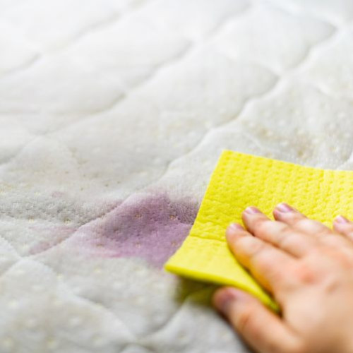 Comment enlever des taches de sang sur un matelas ?