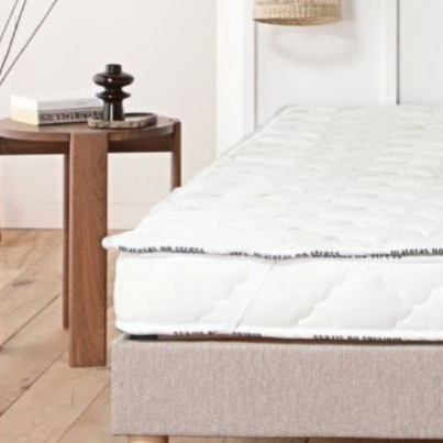Quels matériaux sont disponibles pour un surmatelas sur mesure et comment influencent-ils le confort