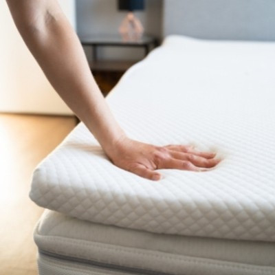 Quelles sont les dimensions standards disponibles pour un surmatelas ferme ?