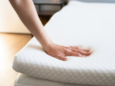 Quelles sont les dimensions standards disponibles pour un surmatelas ferme ?